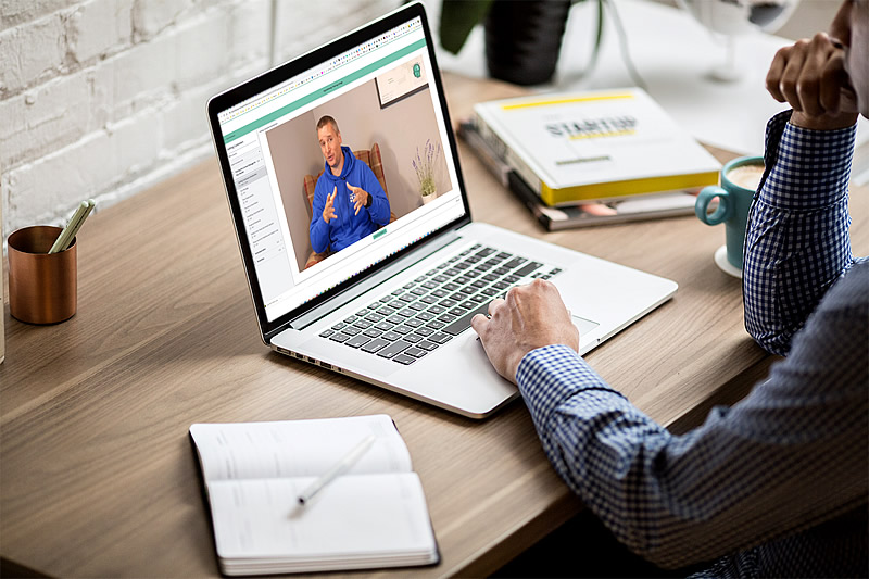 man-watching-course-on-macbook